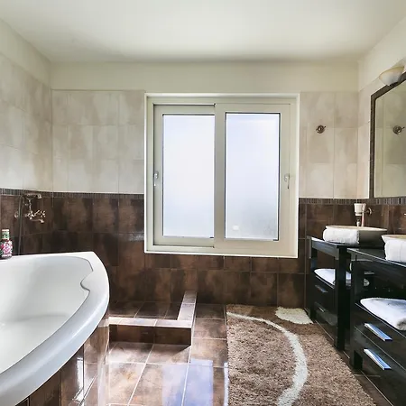 Romanza Villa *